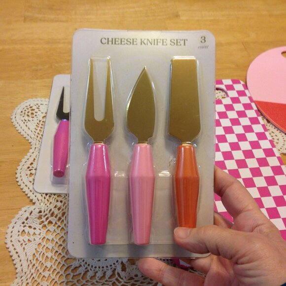 Pretty in pink kitchen tools bundle, cutting boards and cheese knives - Picture 3 of 8